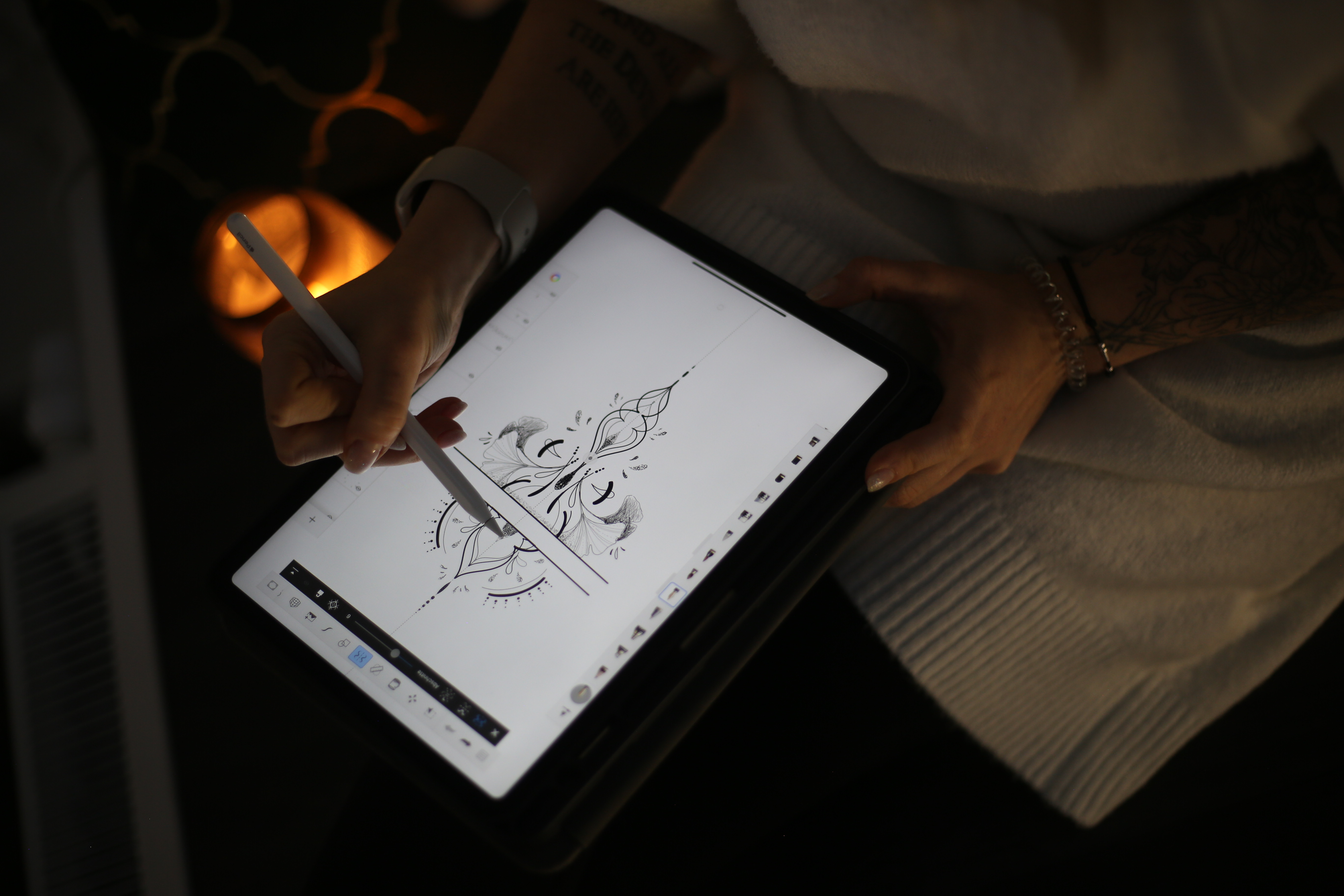 Alina gestaltet ein Motiv mit dem Stift am Tablet